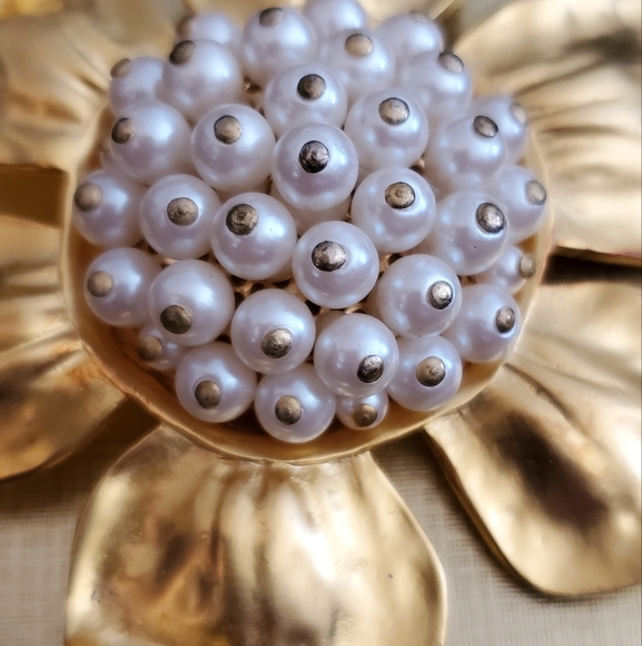 RARE GIVENCHY Vintage Brushed Gold Flower Brooch with Seed Pearl Cluster Center - Picture 6 of 7